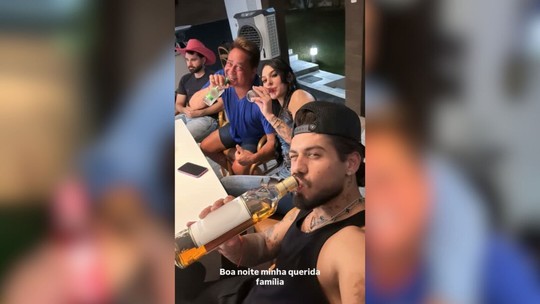 Tem um veado me olhando: Saiba origem do hit que virou 'zoeira' entre Ana Castela e Leonardo - 'Lançada em 2012, a canção é um hit da dupla sertaneja Teodoro e Sampaio. A faixa faz parte do álbum "Ela Apaixonou no Motoboy", cheio de letras de romance e humor.
