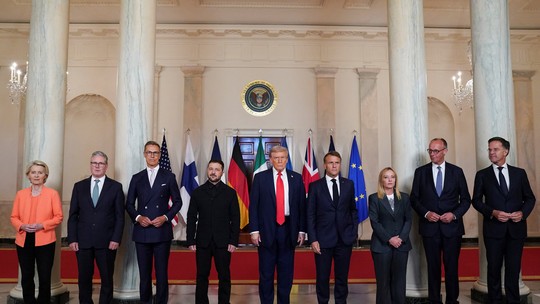 Trump é flagrado cochichando para Macron: Putin 'quer fazer um acordo por mim'