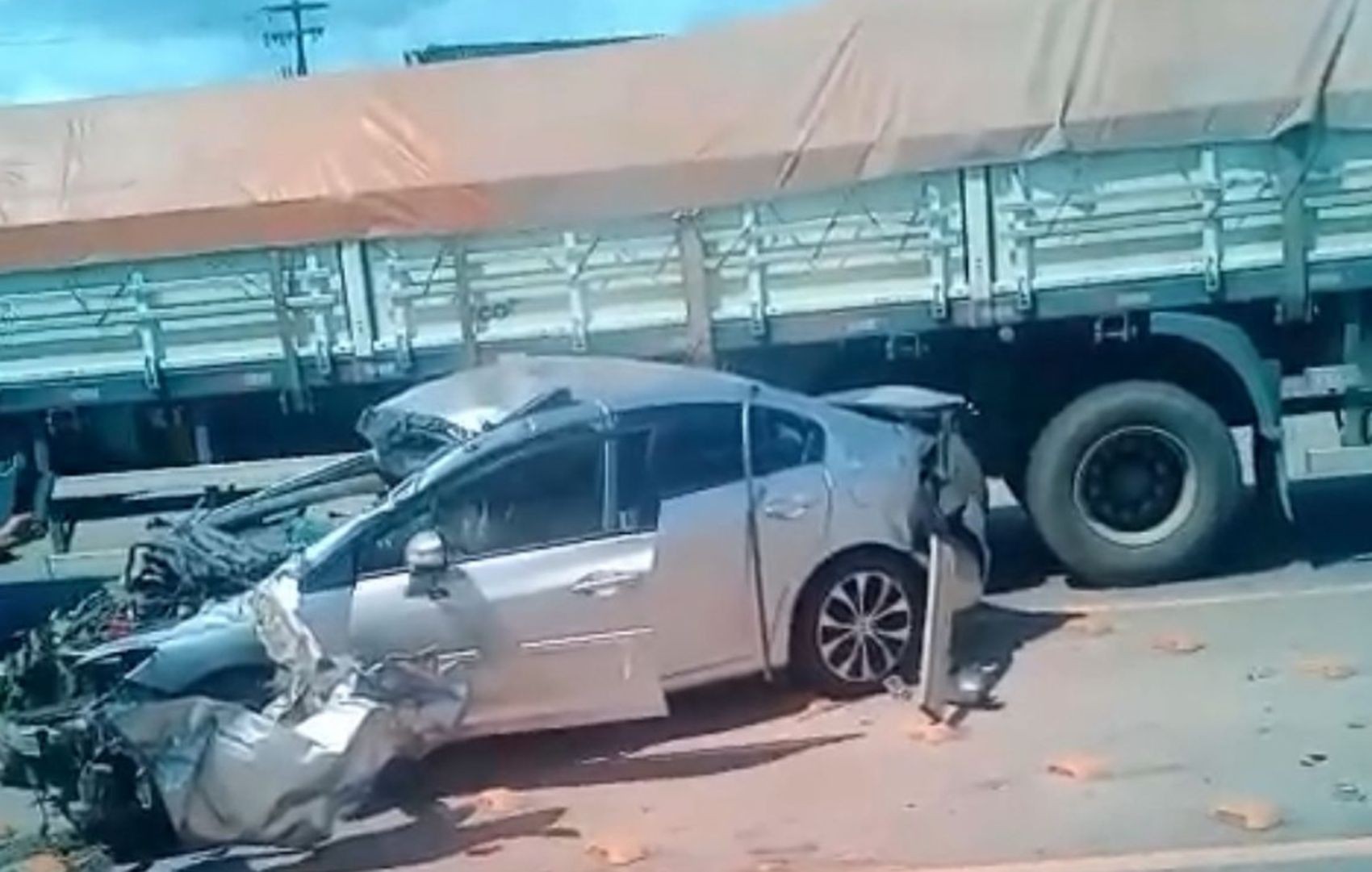 VÍDEO: câmeras flagram acidente entre carro e duas carretas em Estância 