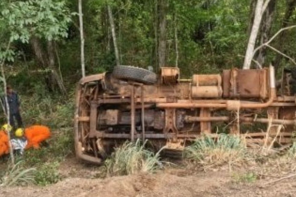 Caminhão perde controle e capota em ribanceira — Foto: Reprodução