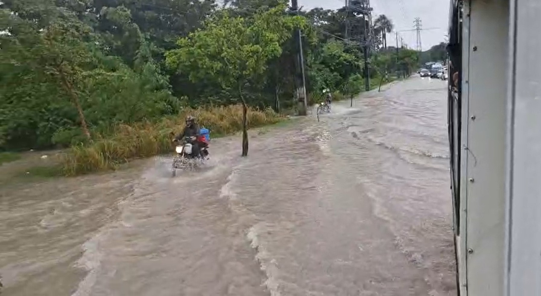 VÍDEO: Forte chuva alaga avenida e causa deslizamentos de barranco em Manaus nesta sexta-feira