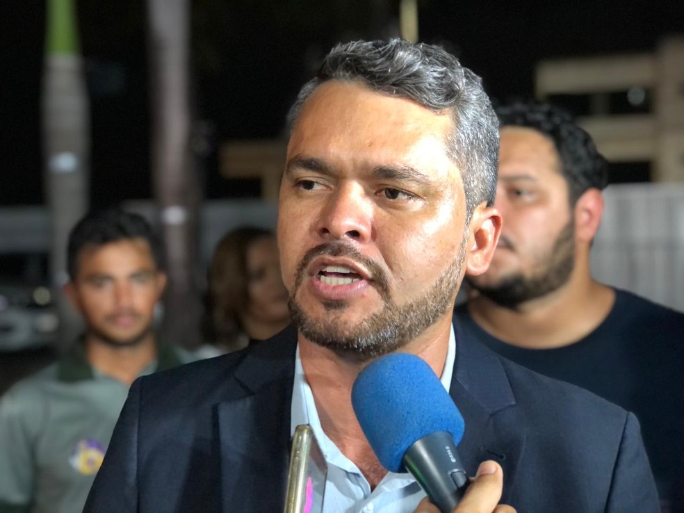 Enilton Rodrigues, do PSOL, chega aos estúdios da TV Mirante — Foto: Adriano Soares/Grupo Mirante