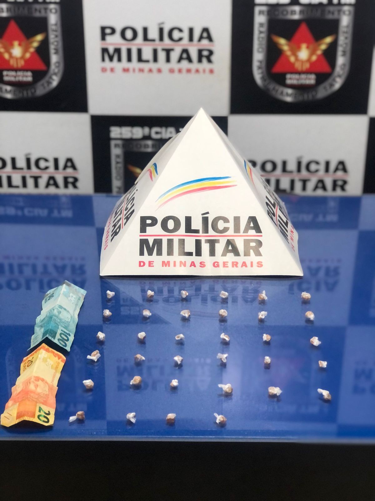 Após afirmar à PM ter sido alvo de tiros enquanto estava com a filha de 15 dias no colo, homem é preso por tráfico | Grande Minas