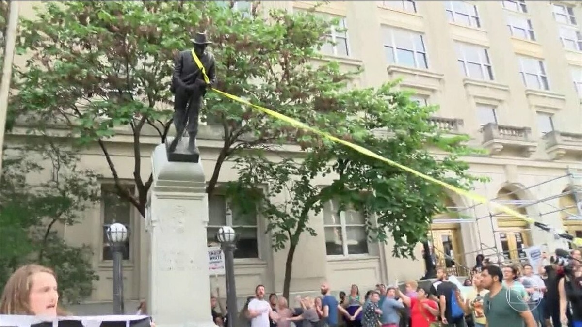 Manifestantes Derrubam Estátua Que Homenageia Soldados Confederados Nos Eua Mundo G1 