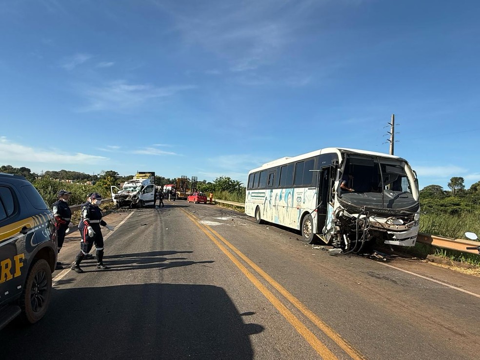 Ônibus bateu em ambulância na BR-364 em RO — Foto: Reprodução