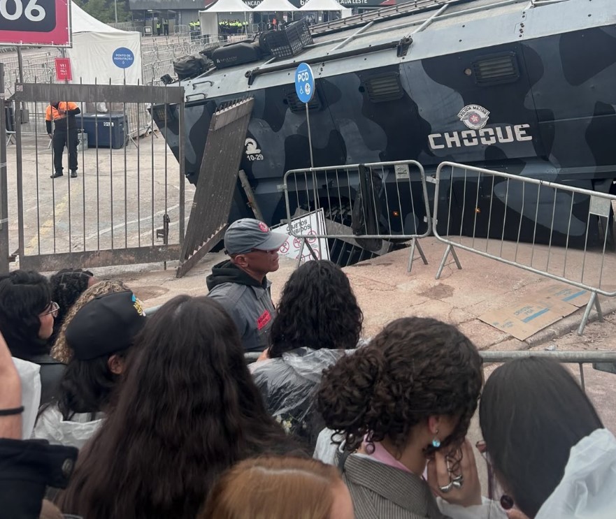 VÍDEO: viatura do Choque tomba após calçada ceder em frente ao Morumbis antes de show de Harry Styles em SP