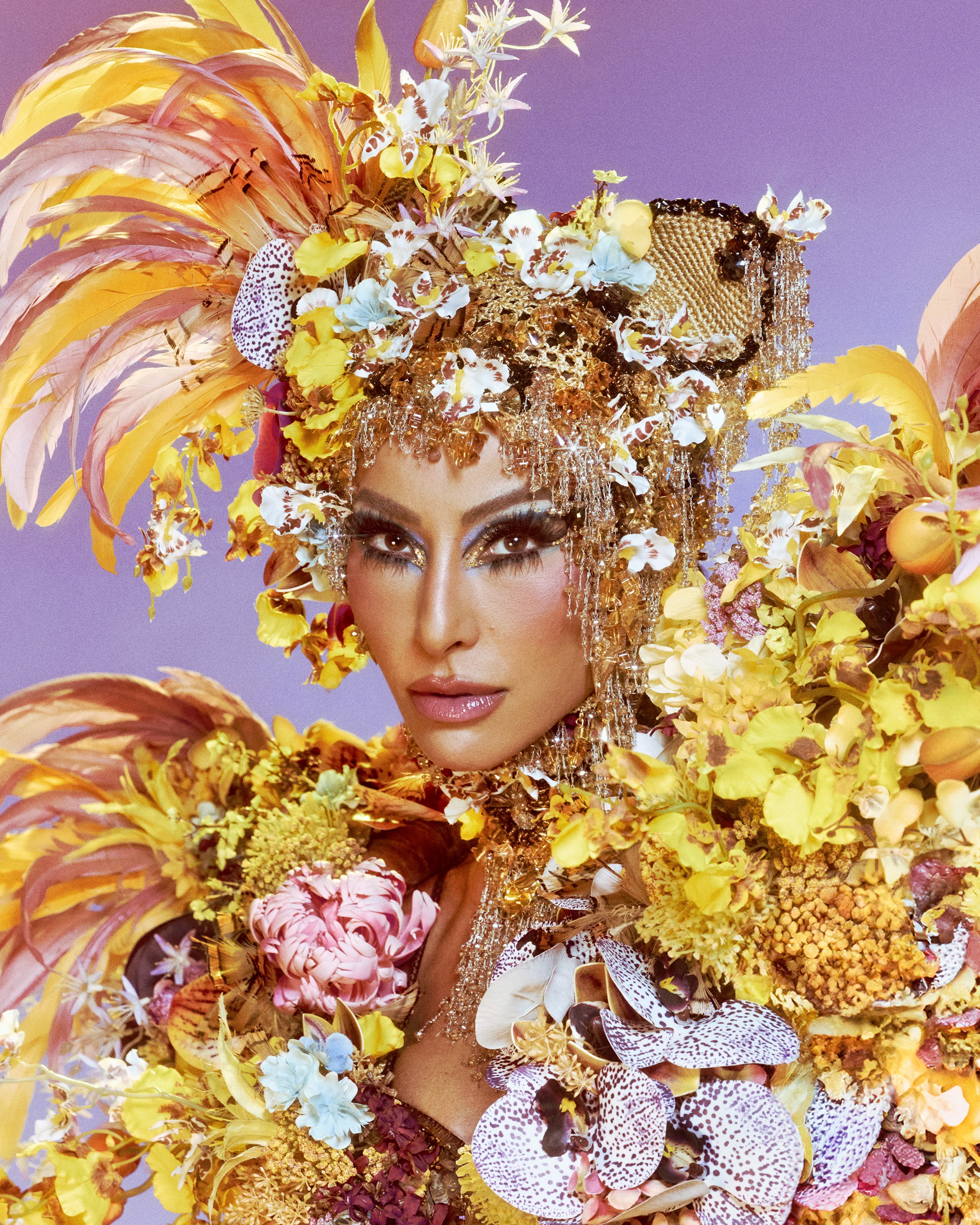 De body cavadíssimo, Sabrina Sato usa look de 'onça florida' no ensaio de rua da Vila