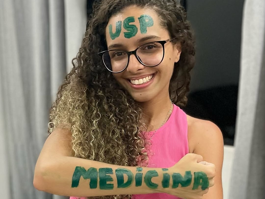 Filha de pedreiro e confeiteira emociona os pais com aprovação em medicina na USP; VÍDEO