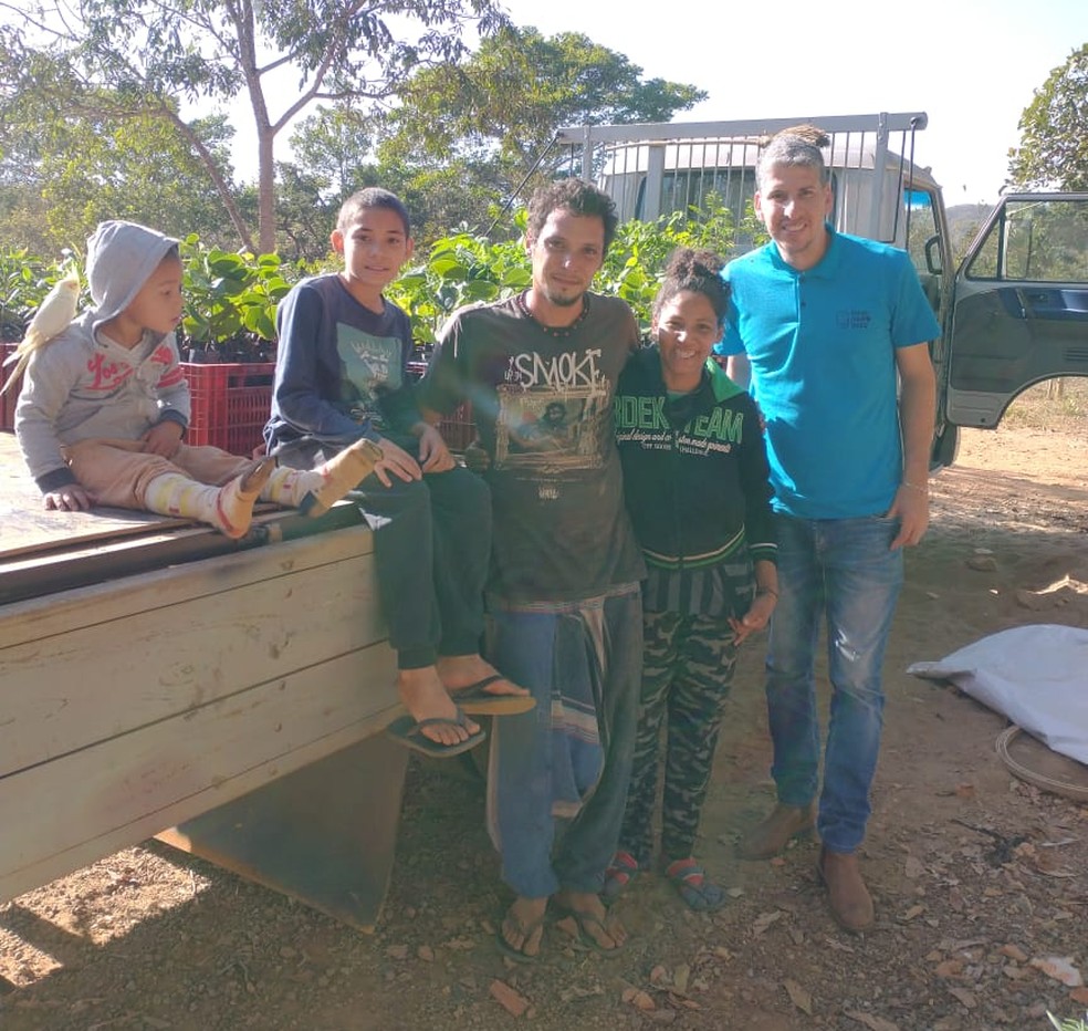 Hippie encerra viagens pelo Brasil, aposta no plantio de mudas nativas com  a família e faz sucesso em Abaeté, Centro-Oeste