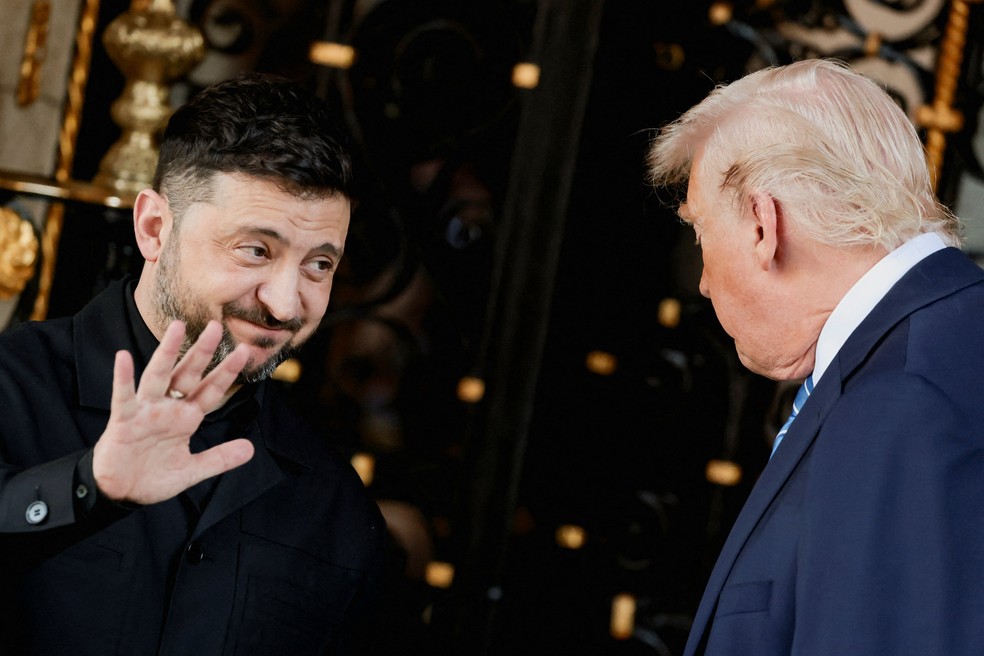 O presidente ucraniano Volodymyr Zelenskiy acena para o presidente dos EUA, Donald Trump, ao chegar para reunião em 28 de dezembro de 2025 — Foto: REUTERS/Jonathan Ernst