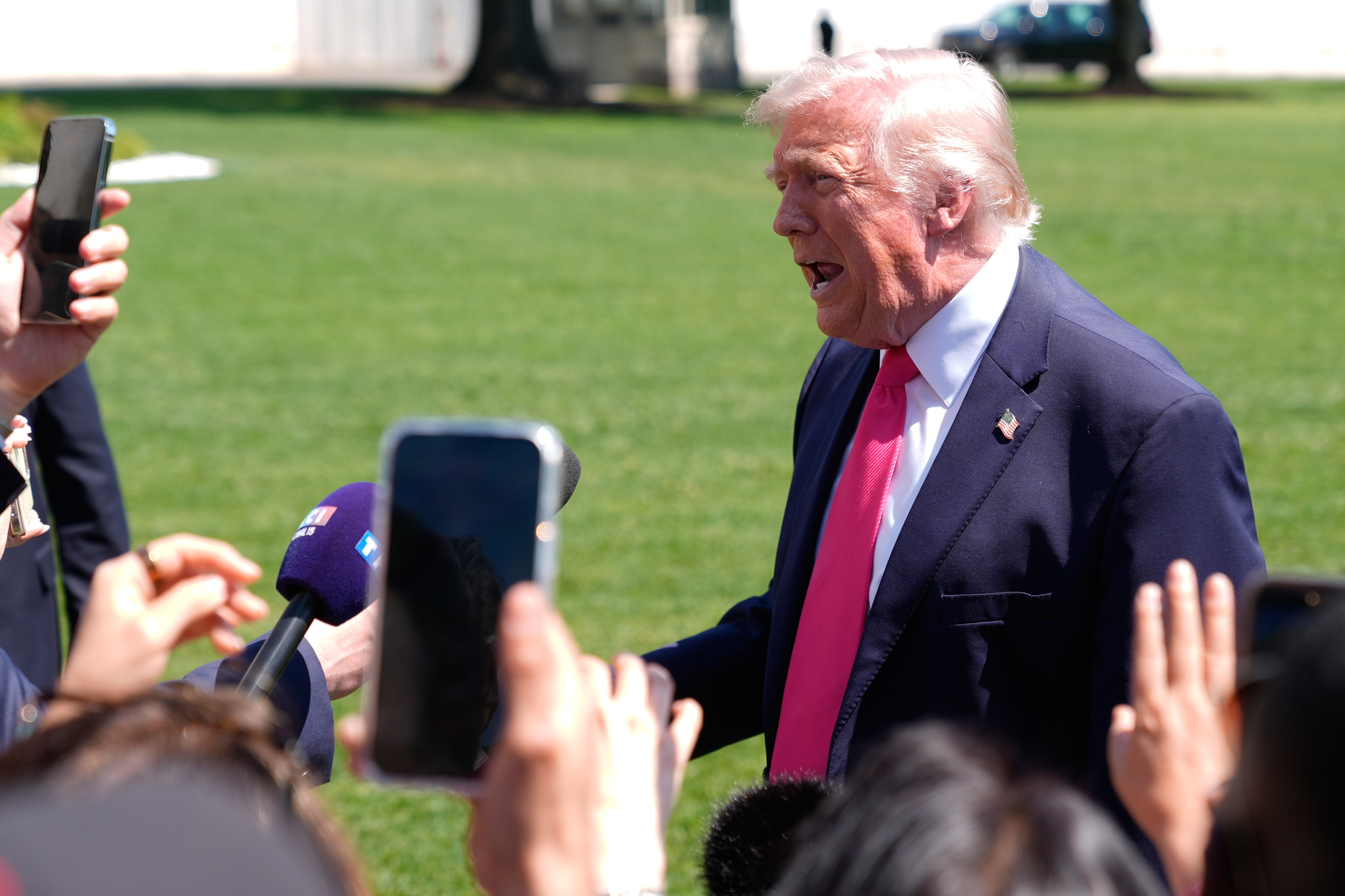 Trump diz que bloqueio naval dos EUA seguirá apesar de reabertura do Estreito de Ormuz