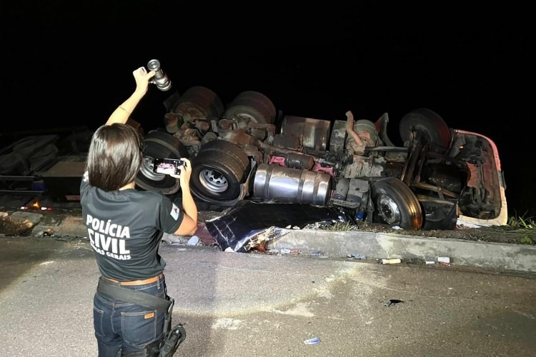 Motorista morre após perder o controle e tombar com carreta na BR-116 