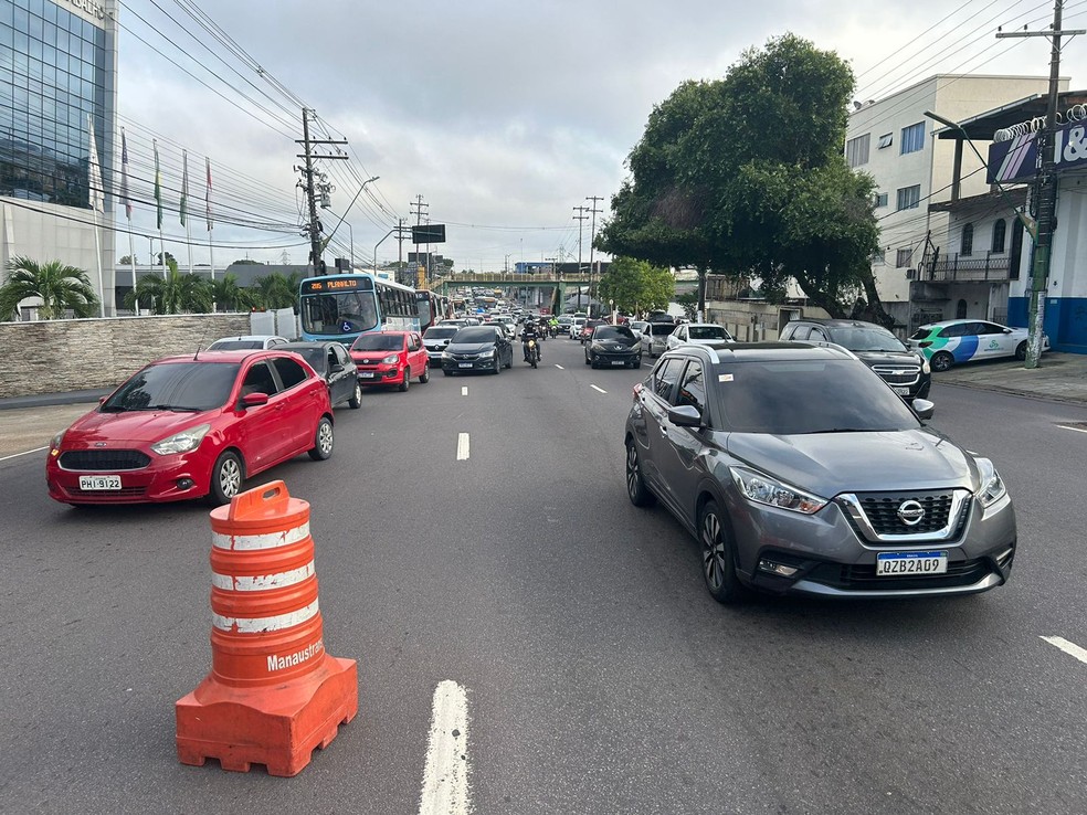 Trânsito congestionado após carro bater em mureta entre as avenidas Djalma Batista e Mário Ypiranga — Foto: Jucelio Paiva/Rede Amazônica