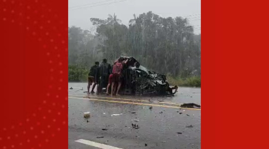VÍDEO: Motorista fica ferido carro totalmente destruído após colisão com caminhão na AM-070