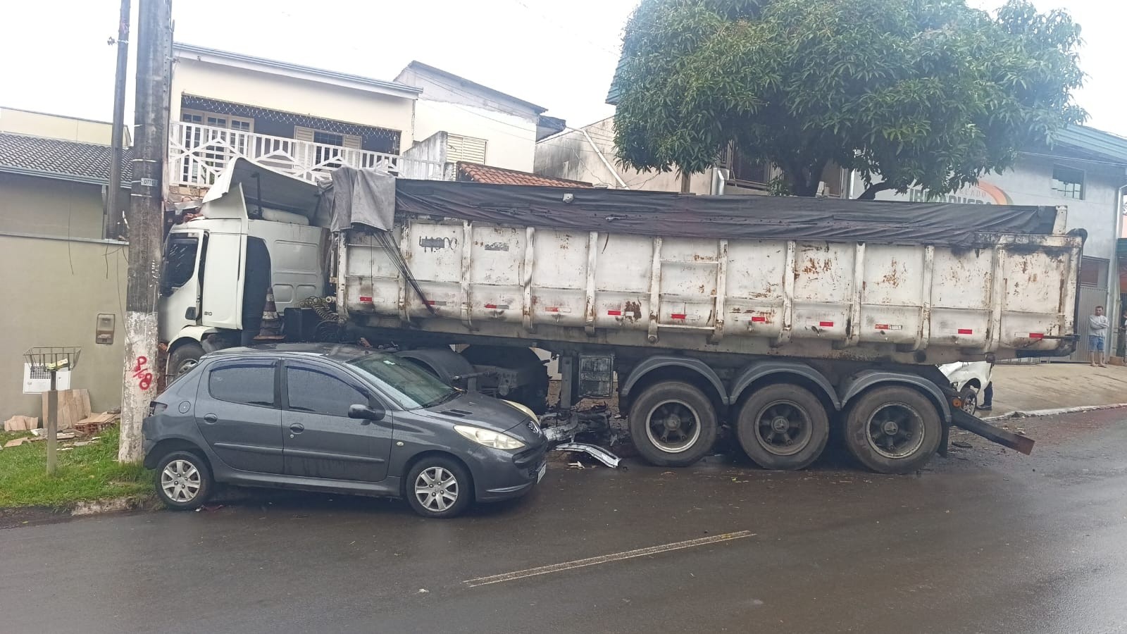 VÍDEO: câmeras flagram momento em que caminhão desgovernado invade casa e atinge carros estacionados no interior de SP 