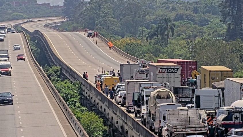 Carreta com botijões de gás bate em caminhão, tomba e causa congestionamento em trecho do Rodoanel em Suzano