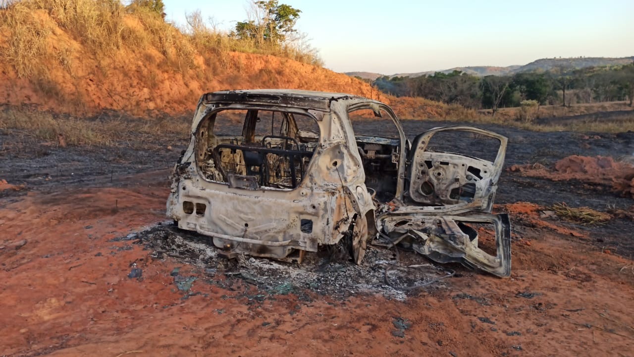 Corpo carbonizado é encontrado dentro de carro incendiado na BR-381, em Governador Valadares