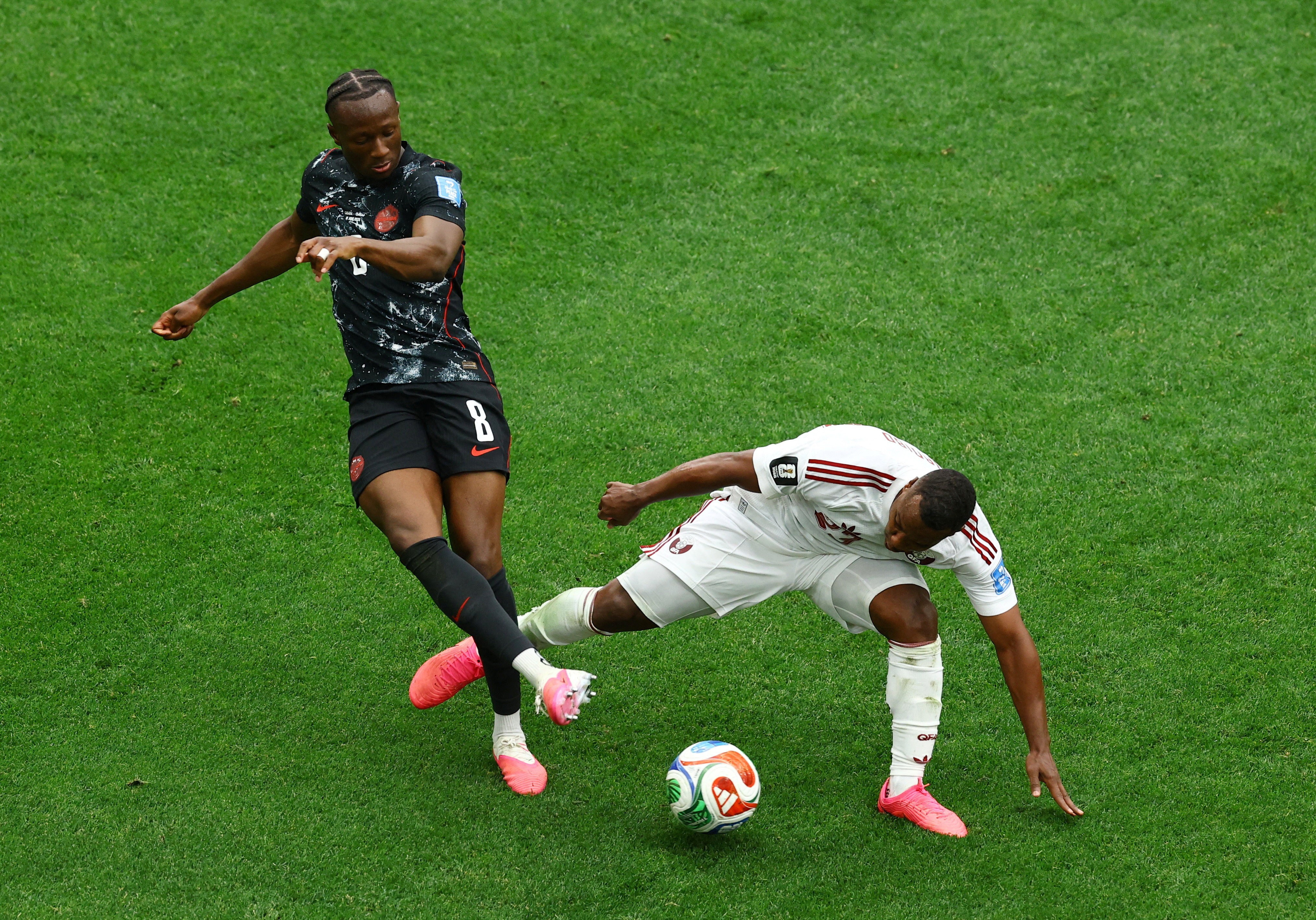 Fratura de Koné assustou o estádio, mas jogador saiu sorrindo; veja explicações e entenda a gravidade do trauma