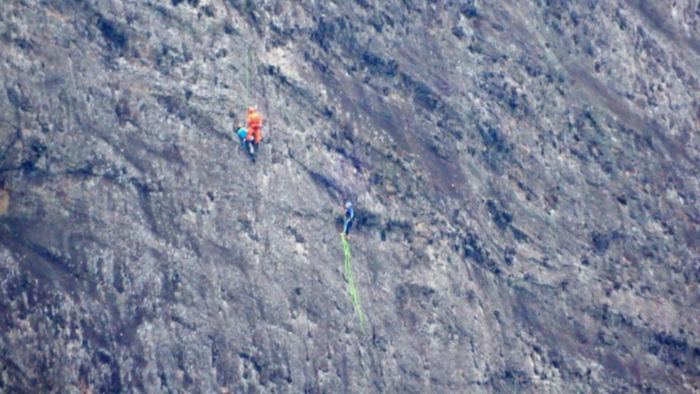 Alpinistas são resgatados pelos bombeiros no Pico do Perdido, no Rio de Janeiro — Foto: Reprodução/ TV Globo