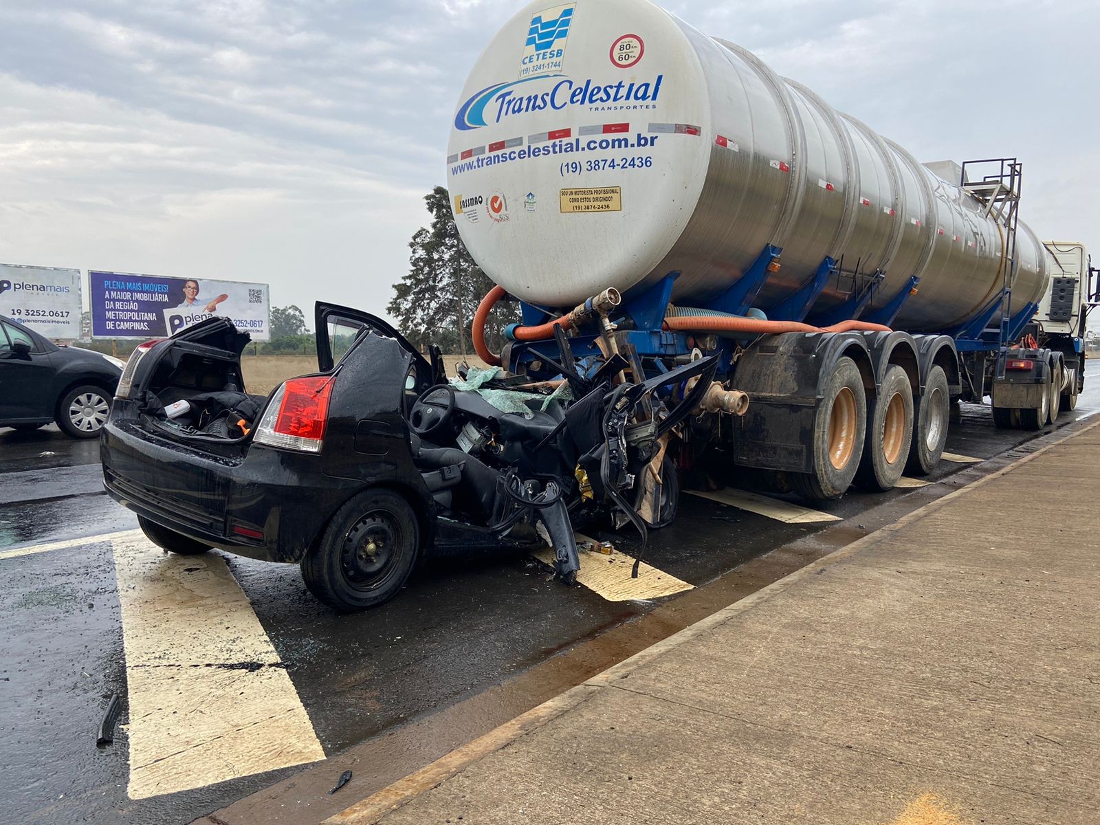 Acidente entre caminhão-tanque e carro deixa dois feridos na Rodovia José Lozano, em Sumaré