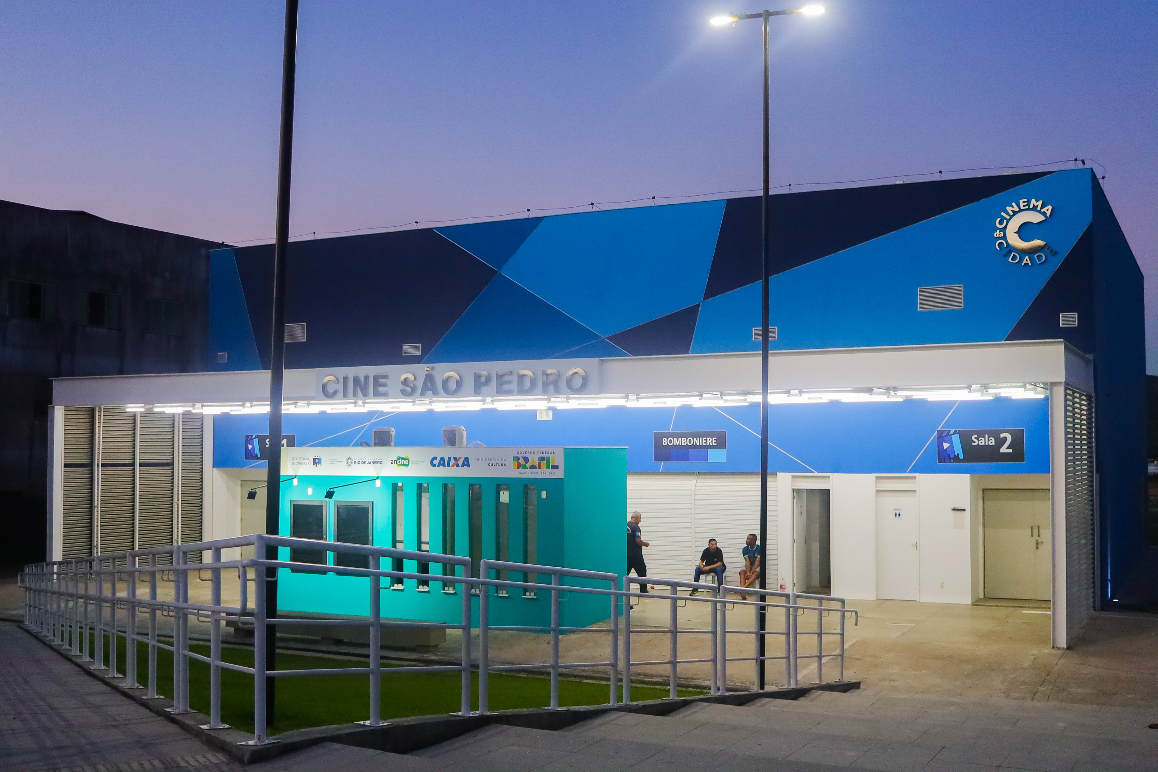 Cine São Pedro é inaugurado com filme ao ar livre e show com o cantor Buchecha; confira a estrutura