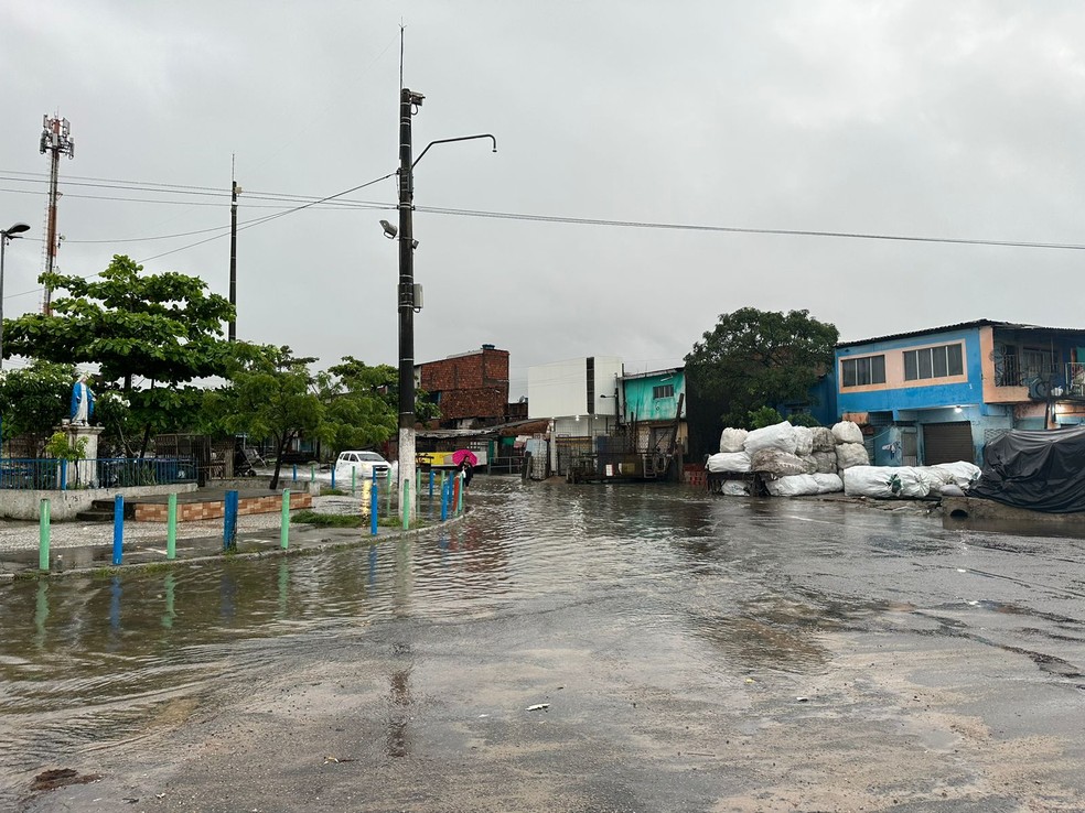 Alagamento na Levada, em Maceió, Alagoas — Foto: Nick Marone/ TV Gazeta