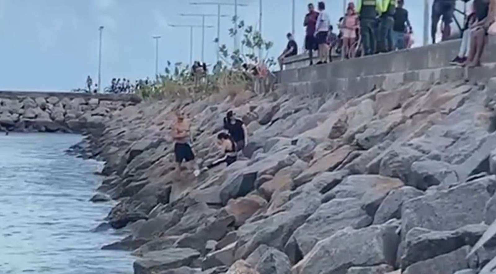 Mulher cai de bicicleta em pedras de espigão na Praia do Meireles e é resgatada pelos bombeiros