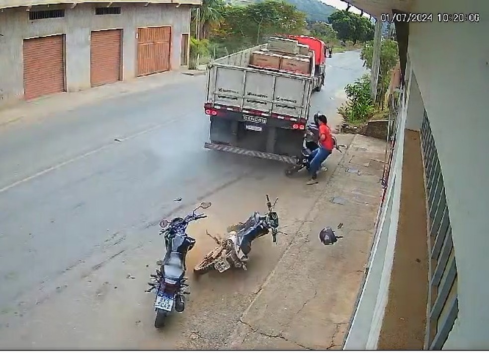 Motociclista foi atingido e derrubado por carreta em Raul Soares (MG) — Foto: Redes sociais