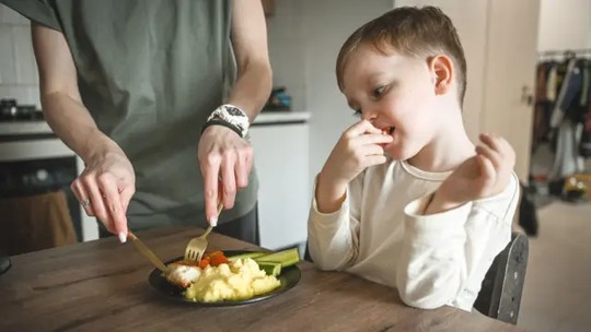Seletividade alimentar: 5 dicas para ajudar sua criança a 'comer de tudo' - A seletividade alimentar é muito comum entre as crianças. Confira as dicas de uma nutricionista para fazer da hora de comer uma experiência prazerosa e saudável.