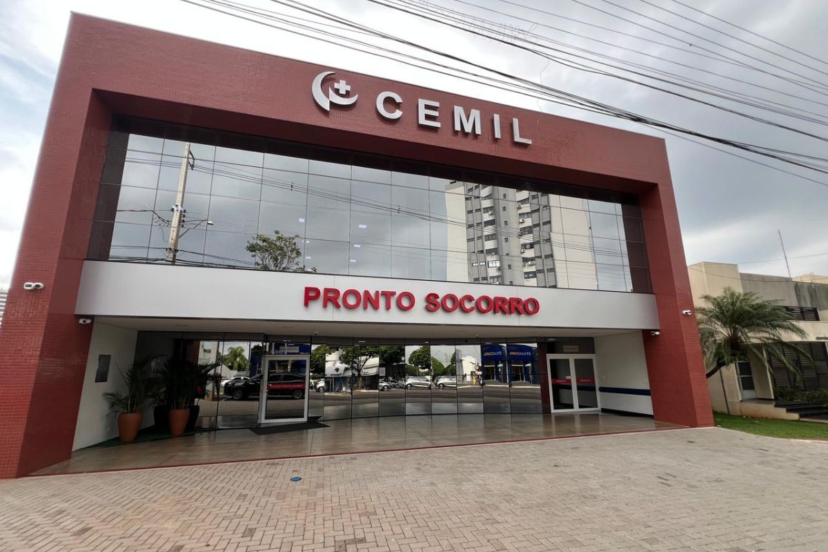 Médico residente dispara arma dentro de hospital, rouba carro para fugir e acaba preso, no Paraná