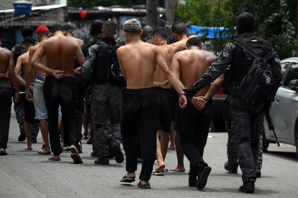 Megaoperao contra CV prende mais de 80 no Rio   Foto: Mauro Pimentel/AFP