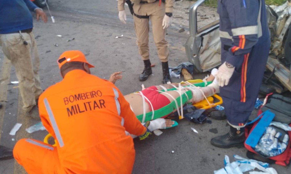 Batida entre van e caminhonete deixa 16 feridos na Bahia — Foto: CBM-BA