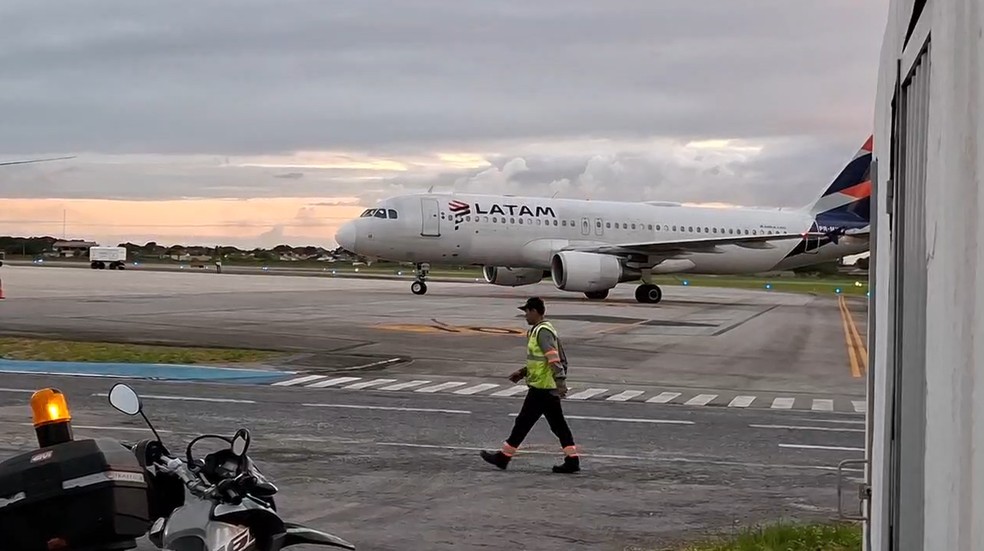 Momento em que avião onde Hytalo Santos foi transferido para a Paraíba chega em aeroporto da Paraíba — Foto: Plínio Almeida/TV Cabo Branco