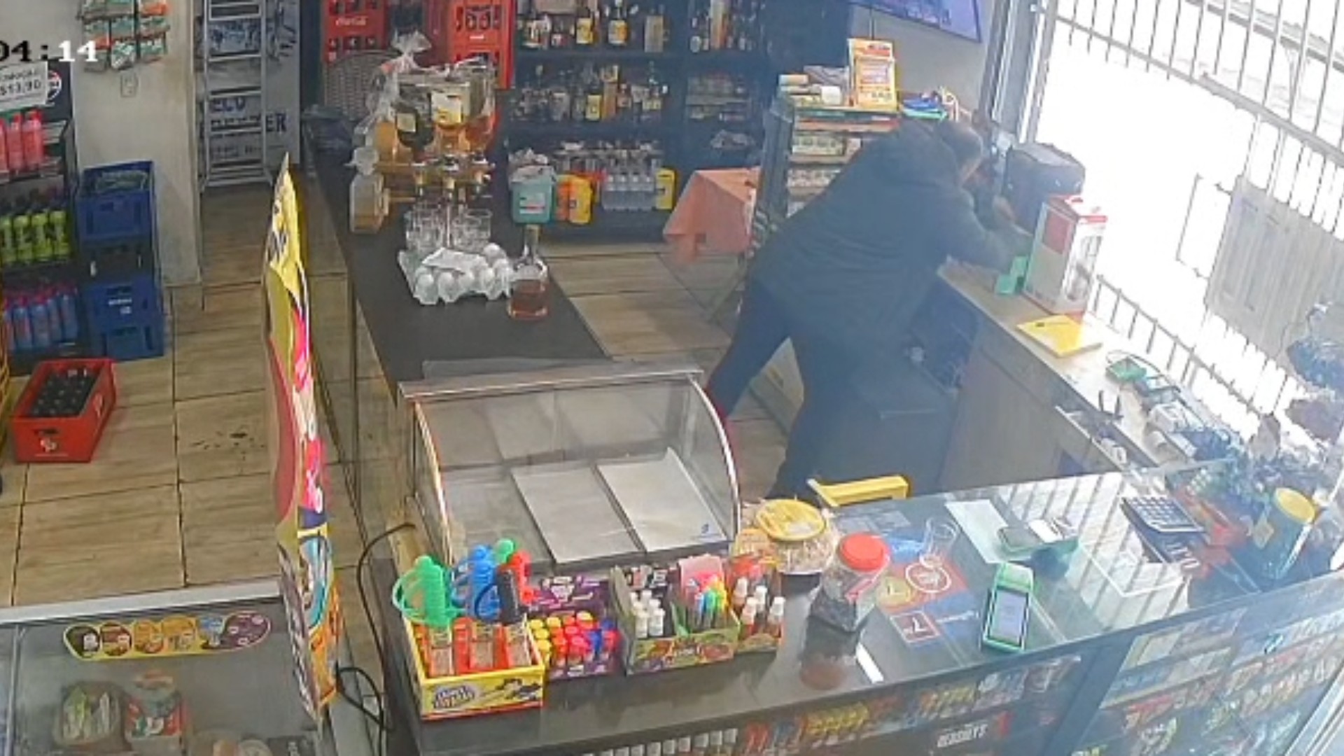 VÍDEO: Criminosos distraem comerciante com suposto problema no banheiro para furtar depósito de bebidas no Bairro Tocantins, em Uberlândia
