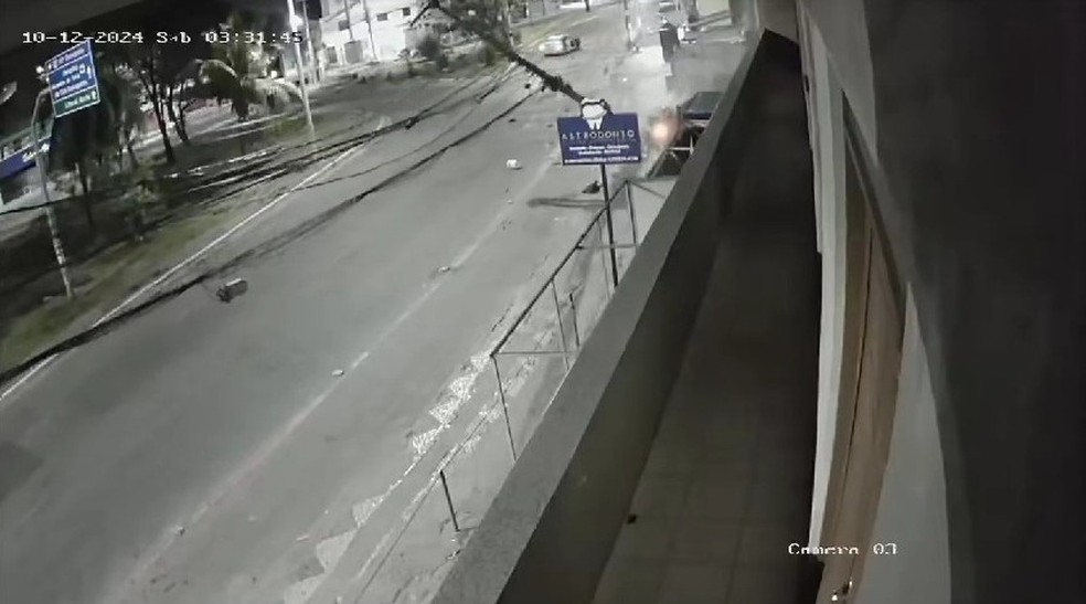 Poste ficou pendurado após a batida em Salvador — Foto: Redes sociais