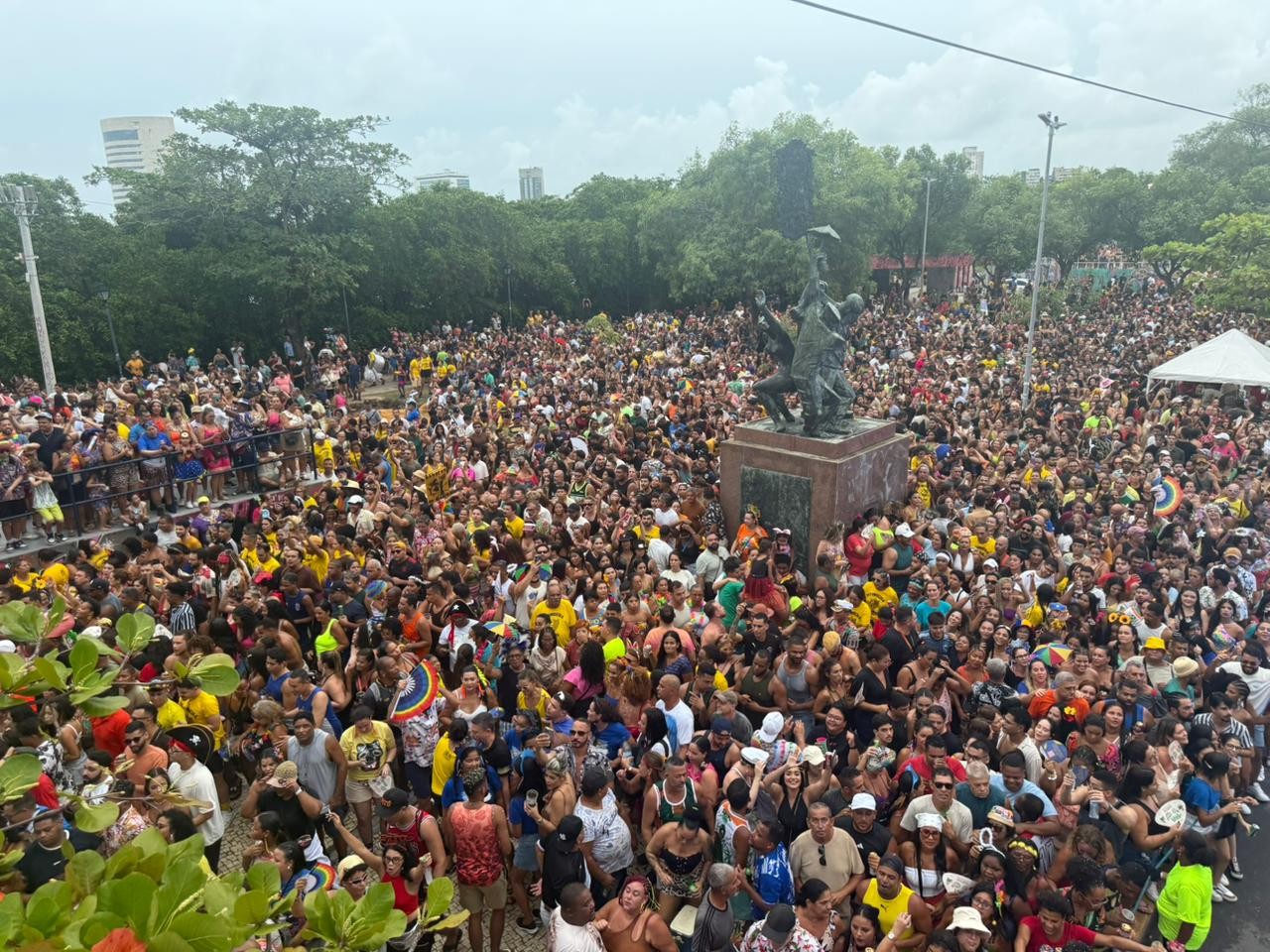 Alceu Valença arrasta multidão com muito frevo no 2º desfile do bloco 'Bicho Maluco Beleza' no Recife