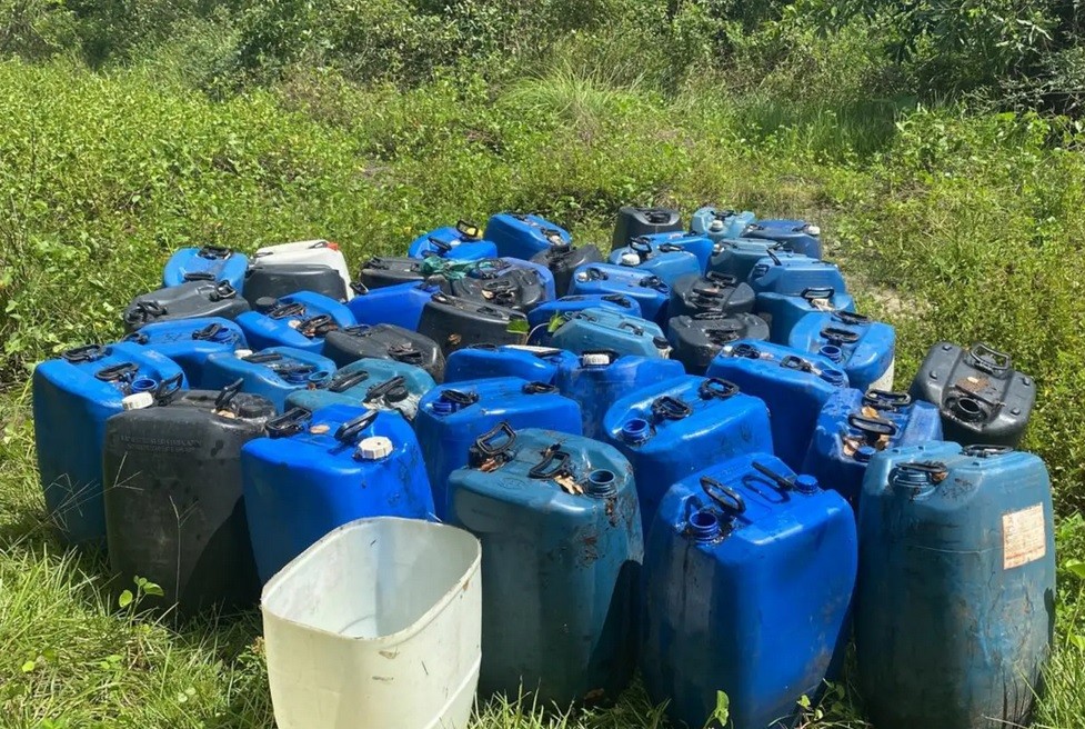 Com helicóptero e cão farejador, polícia apreende 48 tambores com insumos para produção de cocaína no Marajó