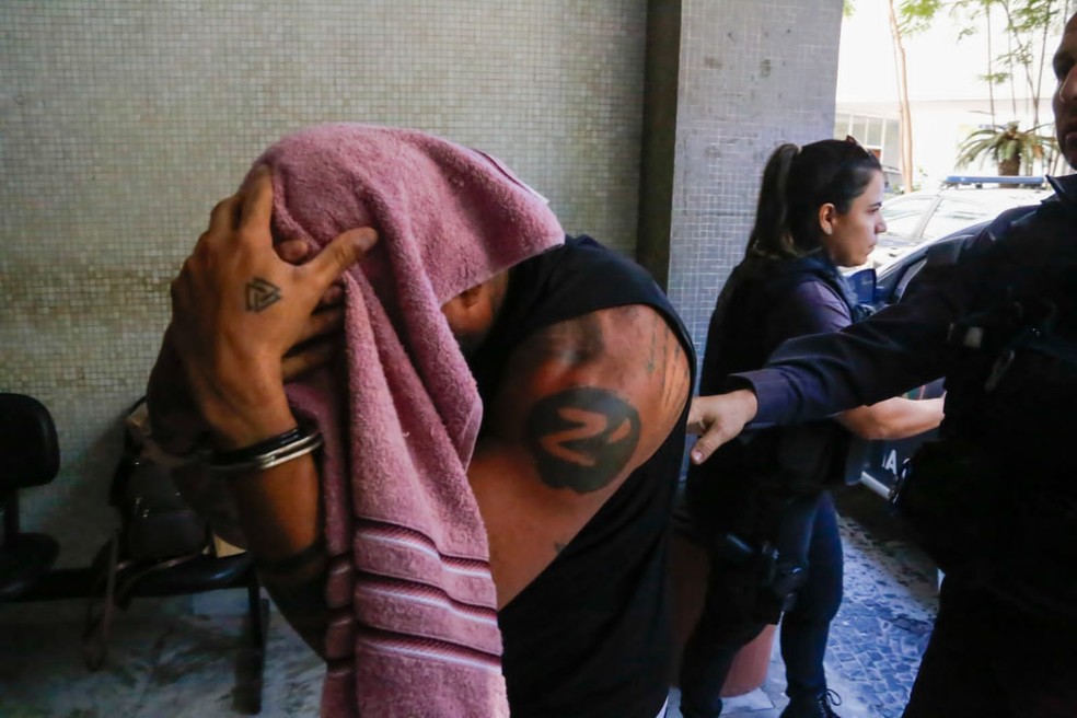 Homem é preso durante operação que busca o bicheiro Bernardo Bello  — Foto: Rafael Nascimento/g1 Rio 