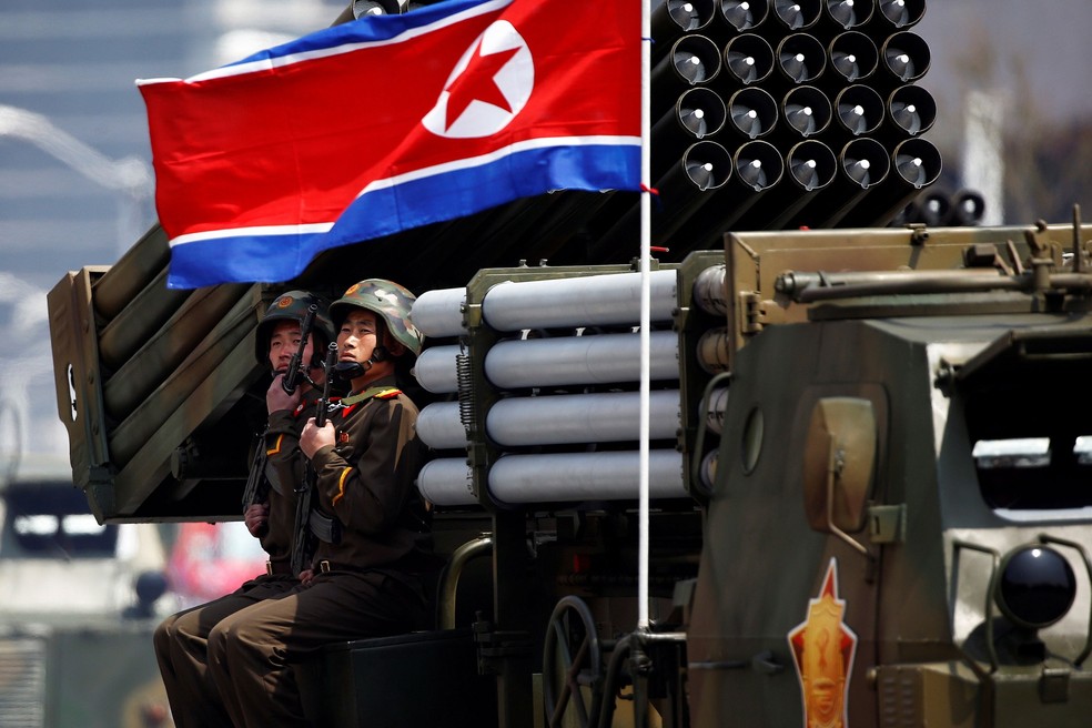 Soldados detêm armas sentados em um veículo carregando foguetes enquanto passam pelo estande com o líder norte-coreano Kim Jong Un durante desfile militar marcando o 105º aniversário de nascimento do pai fundador do país, Kim Il Sung — Foto: Reuters/Damir Sagolj