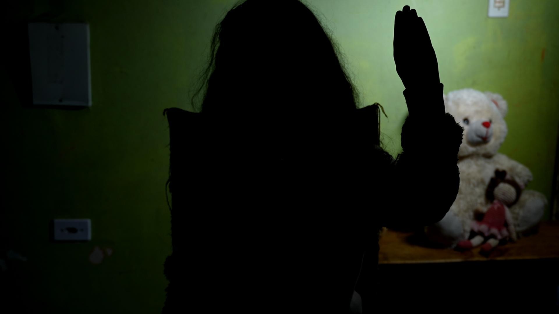 Criança faz sinal universal de pedido de socorro e homem é preso por tentativa de estupro de vulnerável, em Curitiba