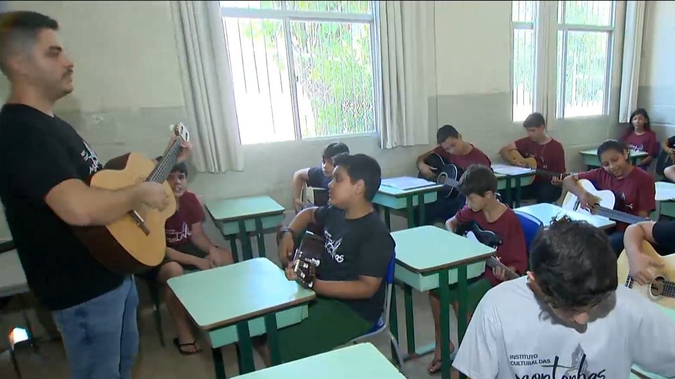 Aulas de violão na Escola Agrícola de Afonso Cláudio, ES 