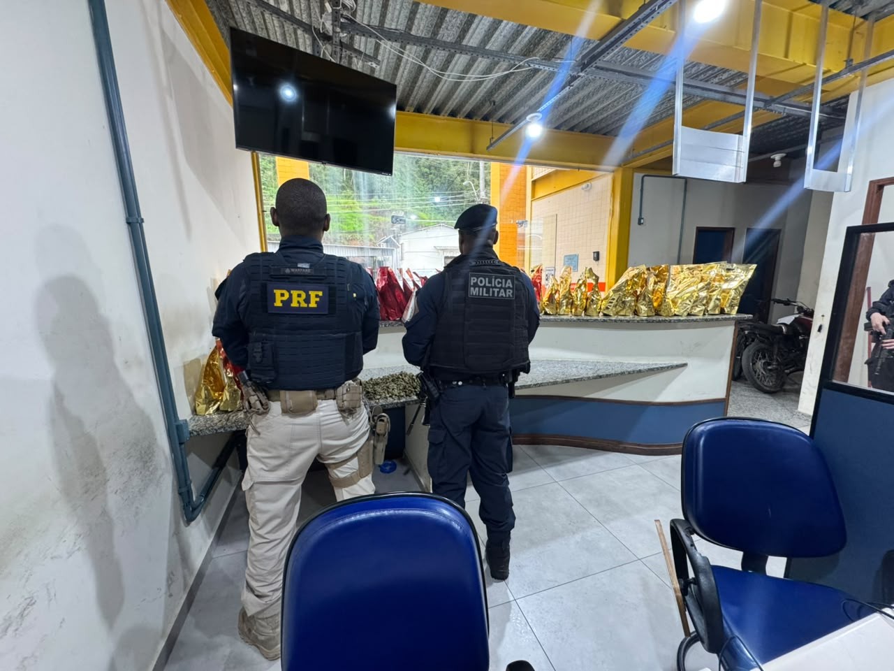 PRF apreende 43 pacotes de maconha após carro capotar na Via Dutra, em Piraí
