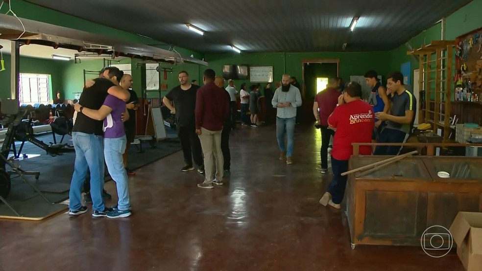 Em Pelotas, a notícia do acidente levou muita comoção — Foto: Reprodução/TV Globo
