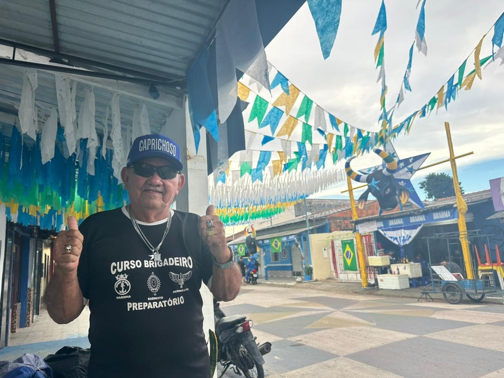 Morador do Palmares h&aacute; d&eacute;cadas, Fernando Paz contou que a iniciativa partiu do filho, respons&aacute;vel pela coordena&ccedil;&atilde;o dos trabalhos no local e pelo bar tradicional do bairro. &mdash; Foto: Patrick Marques/g1 AM