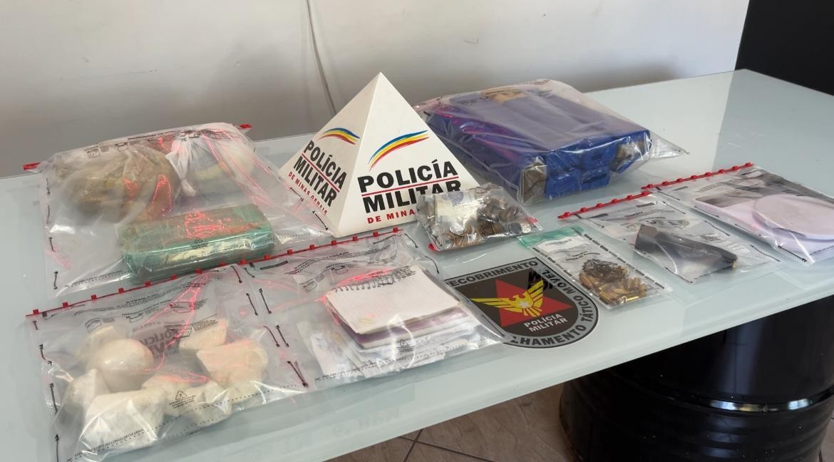 Após denúncias de que homem estaria retirando drogas da casa da namorada, PM apreende munições, entorpecentes e dinheiro