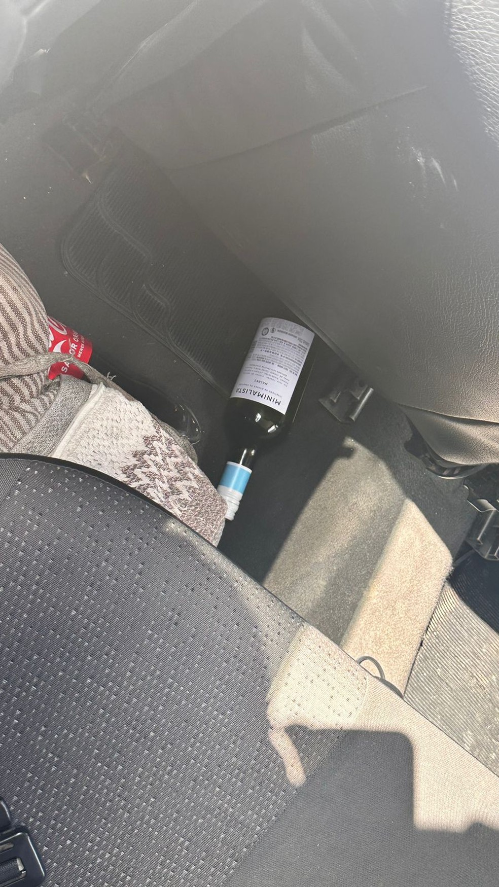 Garrafa de bebida alcoólica encontrada dentro de carro — Foto: Kleber Teixeira/Inter TV Cabugi