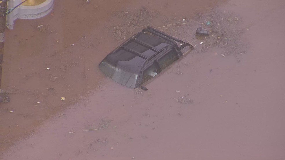 Carro submerso em Santo André, na Grande SP — Foto: Reprodução/TV Globo