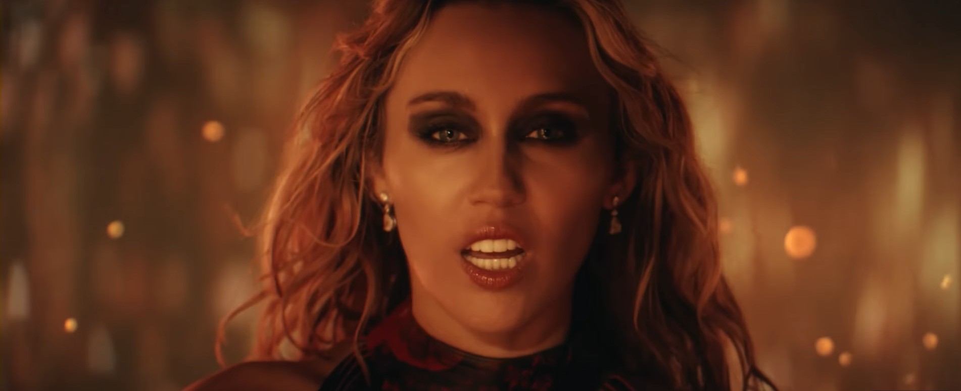 Miley Cyrus, Ed Shereen e Billy Idol aparecem em pré-lista do Oscar 2026; veja outros artistas