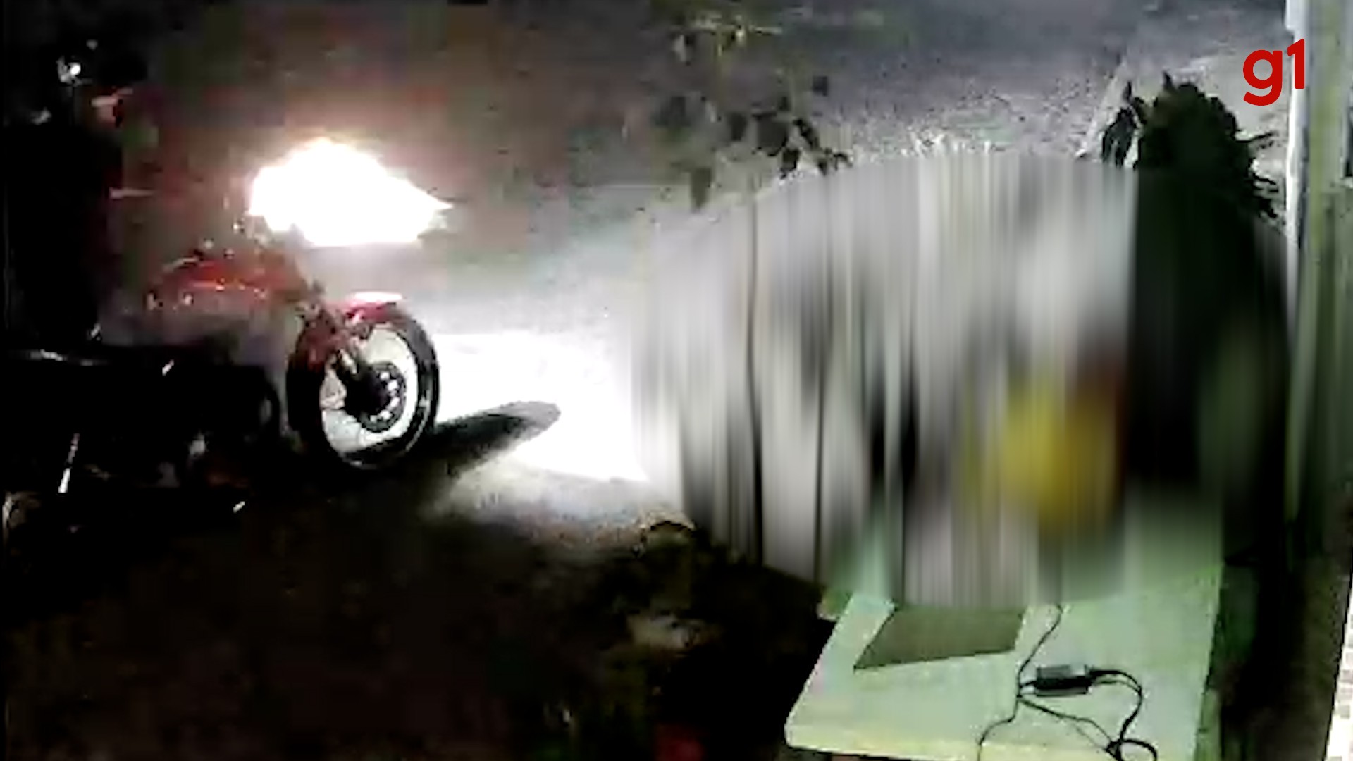 Homem é baleado enquanto utilizava notebook na calçada de casa, no Sertão da Paraíba; vídeo
