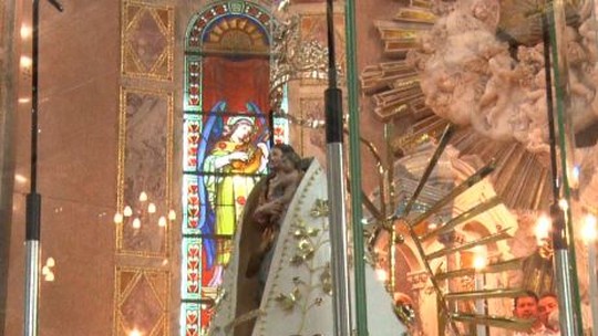 Imagem de Nossa Senhora desce do Glória e fica mais próxima dos fiéis, em Belém